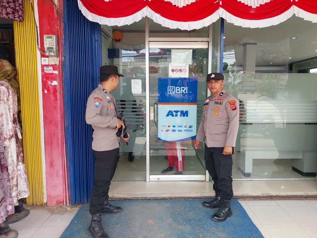 Beri Rasa Aman Kepada Warga Polsek Sungai Rumbai Laksanakan Patroli Siang ke Bank dan Toko&nbsp;Emas