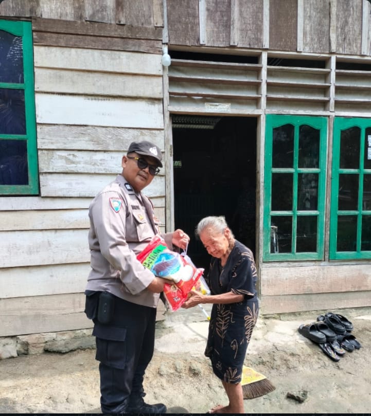 Polres Dharmasraya Salurkan Bantuan Sembako untuk Nenek 80 Tahun di Kecamatan&nbsp;Timpeh