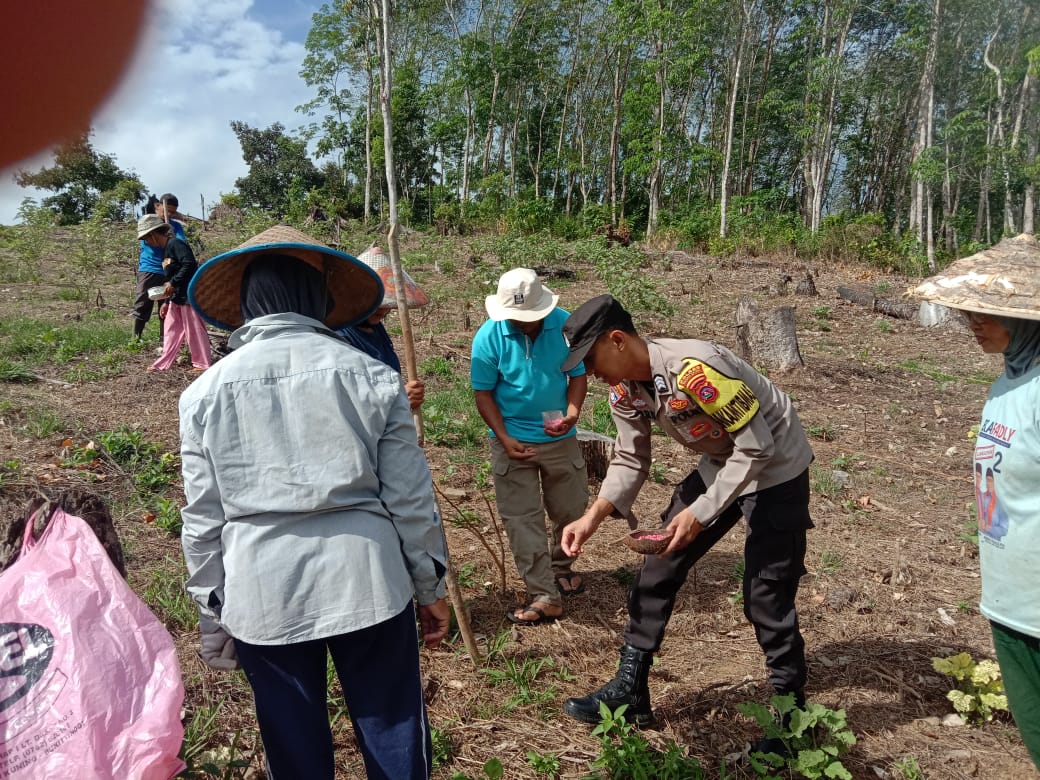 Bhabinkamtibmas Tanjung Barulak Bantu Kelompok Tani Tanam Jagung