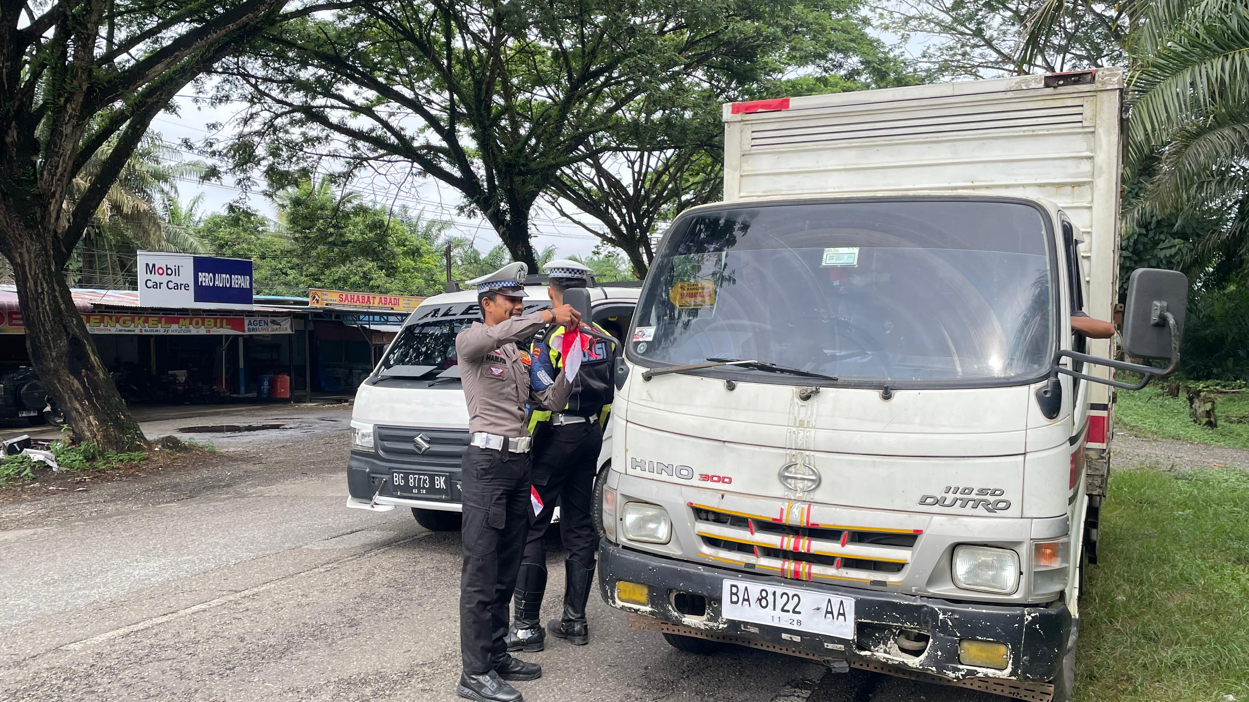 Polda Sumbar Bagikan 1.250 Bendera Merah Putih Sambut HUT RI Ke-80