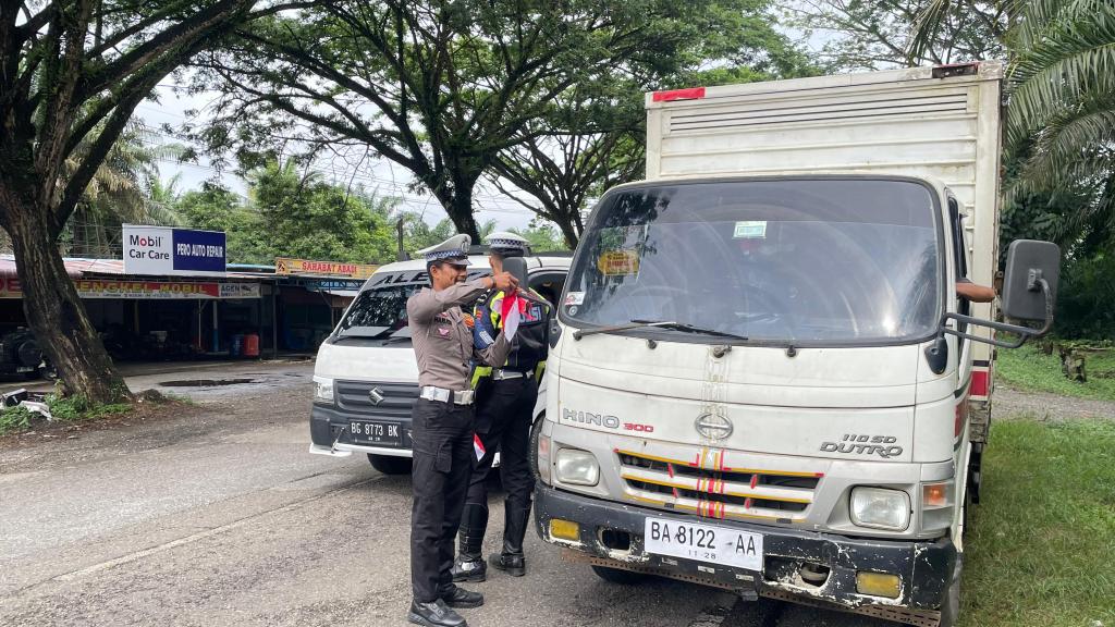 Polda Sumbar Bagikan 1.250 Bendera Merah Putih Sambut HUT RI&nbsp;Ke-80