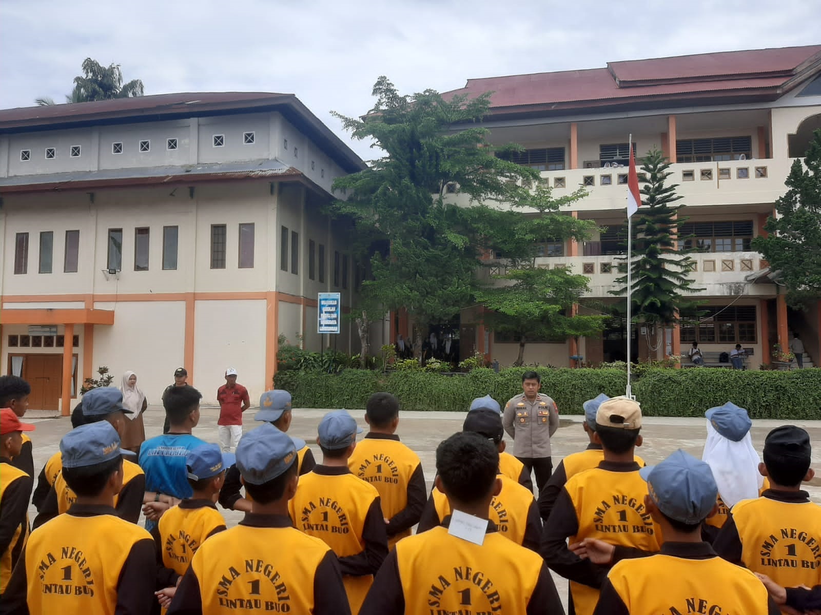 Kapolsek Lintau Buo Utara Latih Siswa SMA 1 untuk Seleksi Paskibraka