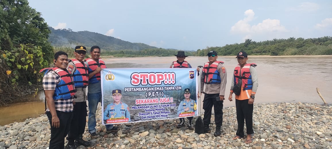 Polsek Pulau Punjung Bersama BPBD Patroli Sungai, Pasang Spanduk Tegas Cegah PETI