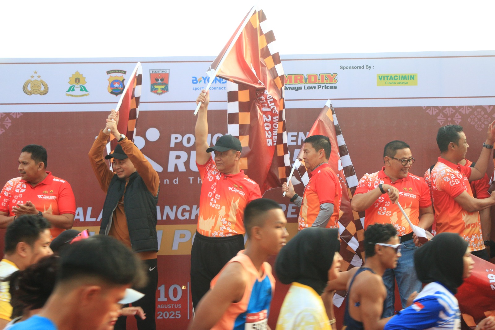 Dalam Rangka Hari Jadi Polwan, Kapolda Sumbar Lepas Ribuan Peserta Police Women Run 2025 di Jam Gadang