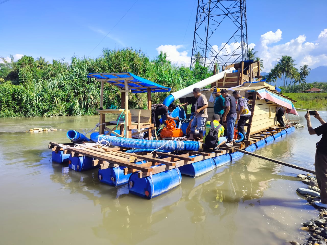 Polres Pasaman Tangkap Pelaku Tambang Emas Ilegal di Sungai Sibinail, Satu Orang Diamankan Beserta Rakit Kayu
