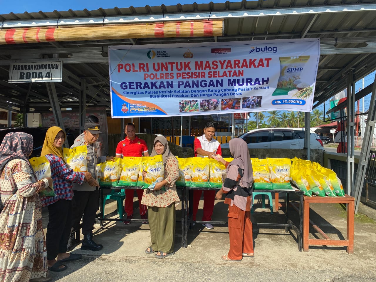 Polsek Koto XI Tarusan Gelar Gerakan Pangan Murah, Warga Antusias Beras SPHP Ludes dalam Satu Jam