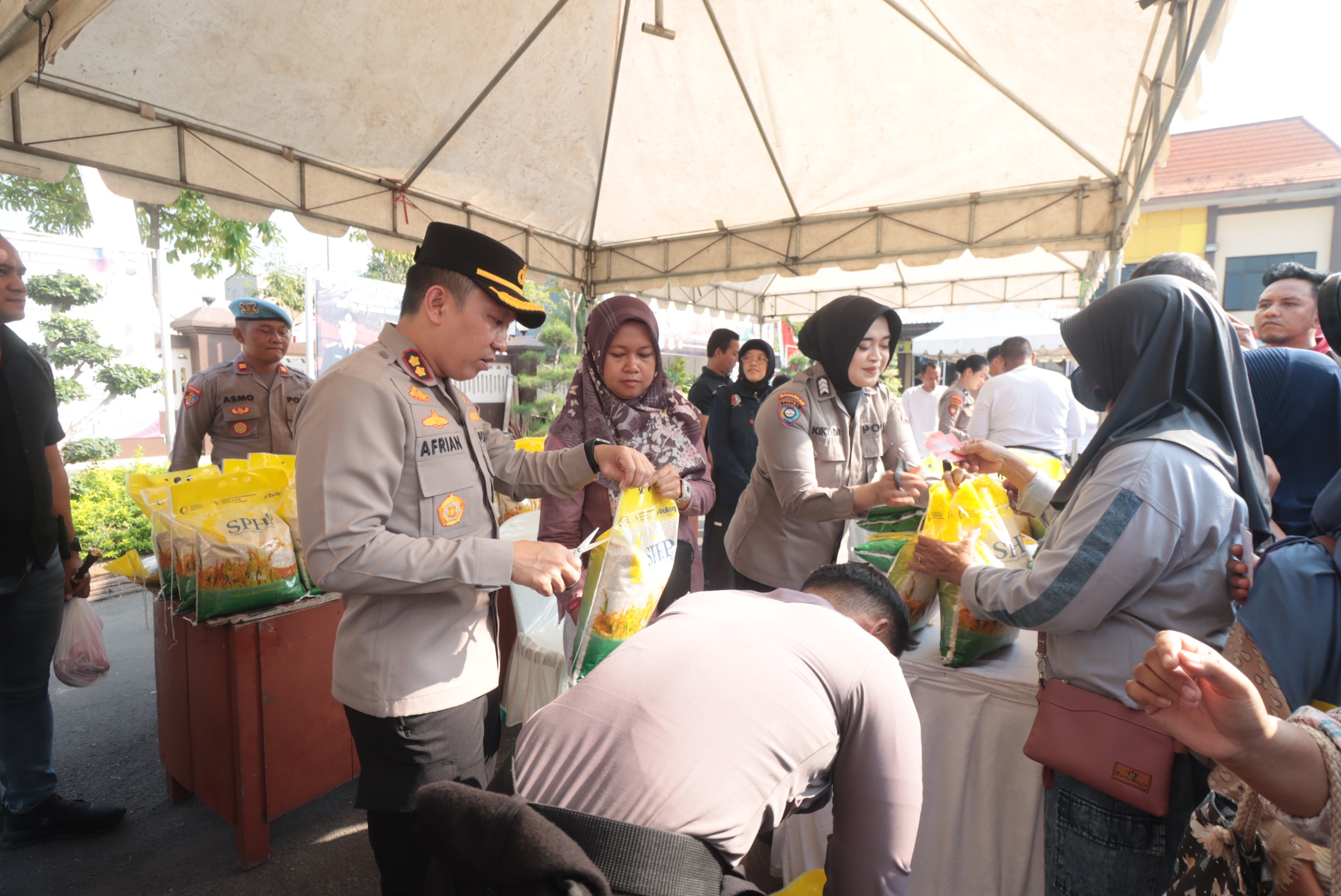 30 Ton Beras Ludes dalam 3 Jam, Pasar Murah Polres Bojonegoro Diserbu Warga