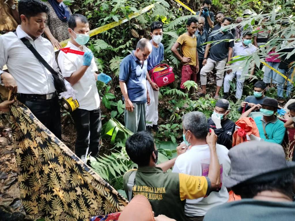 Tim Identifikasi Satreskrim Polres Sijunjung Gerak Cepat Tangani Penemuan Mayat di Sumpur&nbsp;Kudus.
