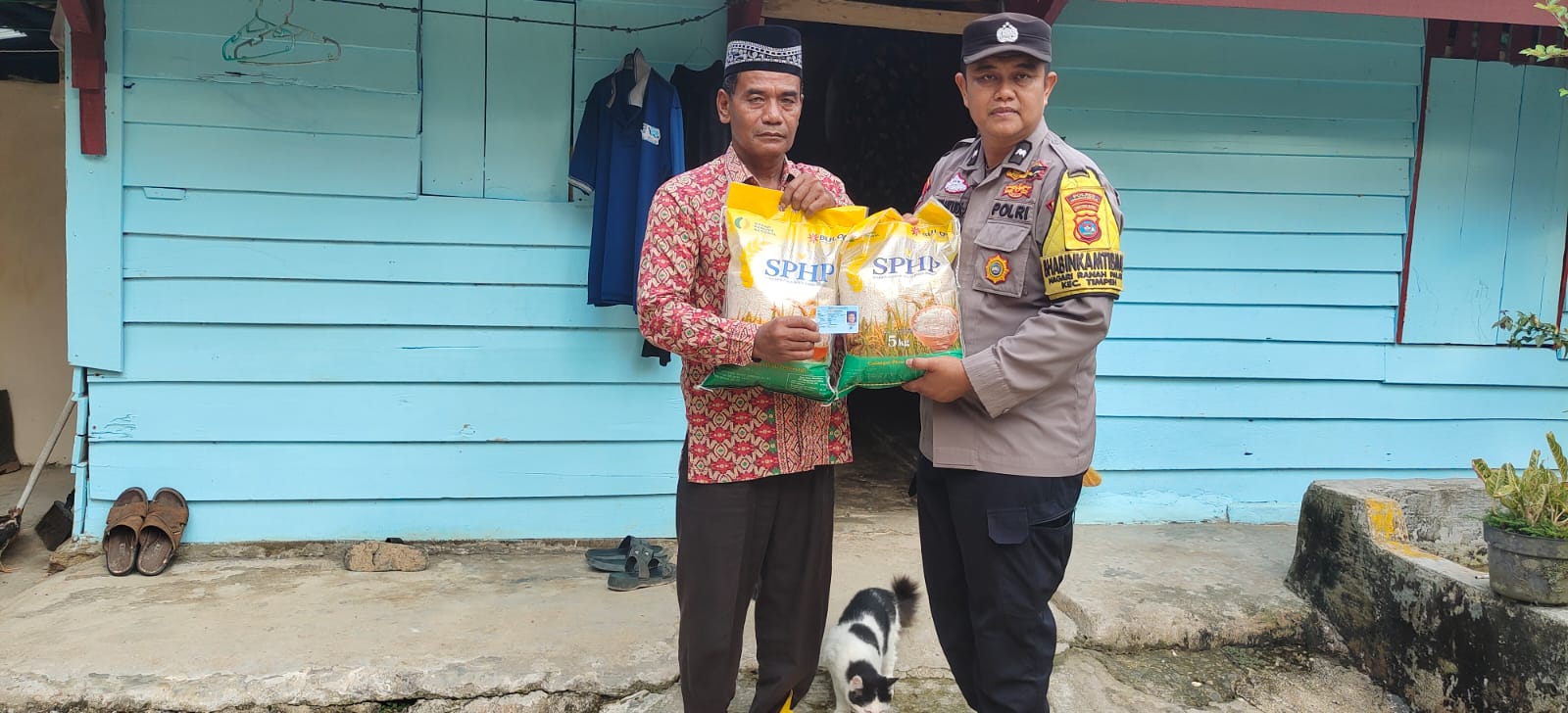 Bhabinkamtibmas Salurkan Beras SPHP kepada Warga Nagari Ranah Palabi