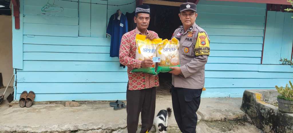 Bhabinkamtibmas Salurkan Beras SPHP kepada Warga Nagari Ranah&nbsp;Palabi