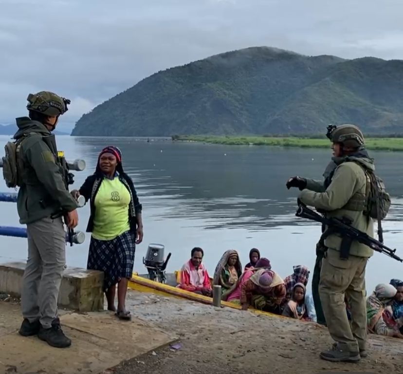 Satgas Ops Damai Cartenz lakukan patroli dialogis di Pelabuhan Aikai
