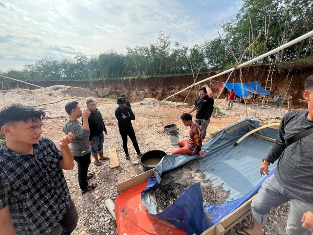 Tim Gabungan Polda Sumbar Tangkap Pelaku Tambang Emas Ilegal di Dharmasraya, Satu Orang Diamankan Beserta Barang&nbsp;Bukti
