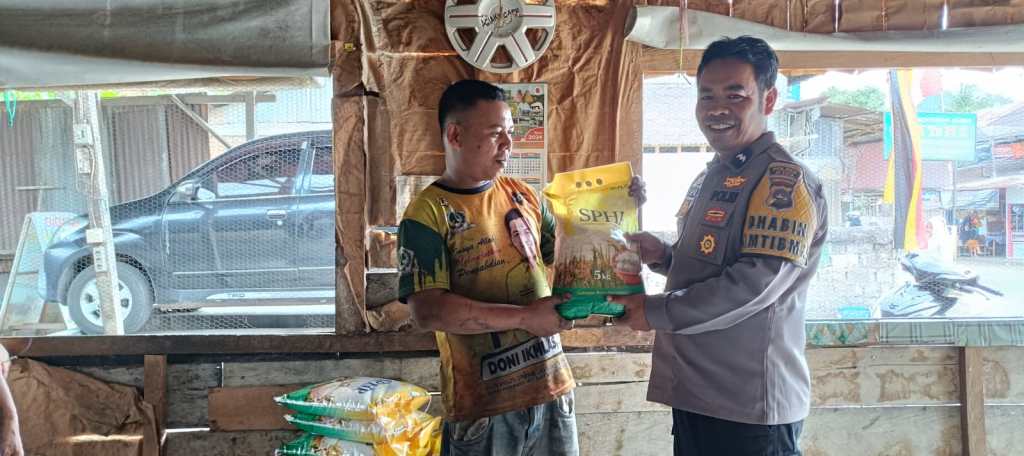 Bhabinkamtibmas Suliki Salurkan Beras SPHP Untuk&nbsp;Masyarakat