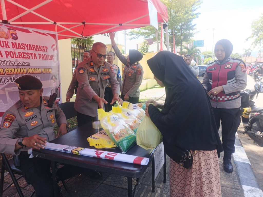 Polresta Padang menggelar Gerakan Pangan Murah Beras SPHP atau Stabilisasi Pasokan dan Harga&nbsp;Pangan