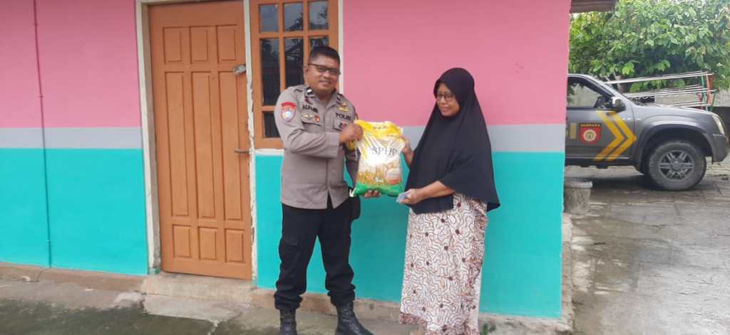 Polisi Salurkan 75 Kilogram Beras SPHP ke Warga Nagari Sungai&nbsp;Duo