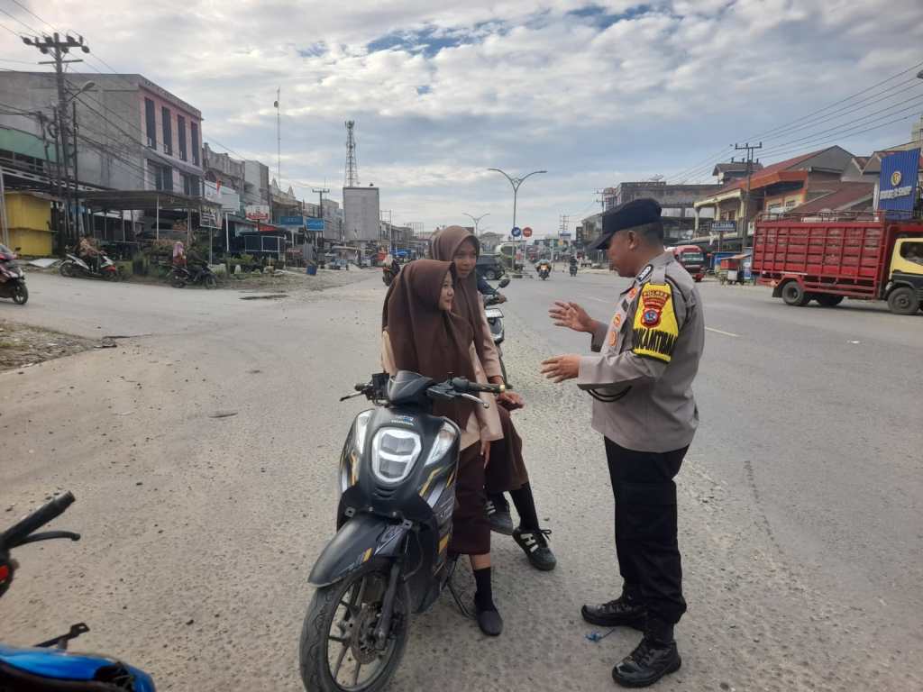 CW Pagi Personel Polsek Sungai Rumbai Tertibkan Pengendara Mematuhi Aturan Lalu Lintas dan&nbsp;Perlengkapan