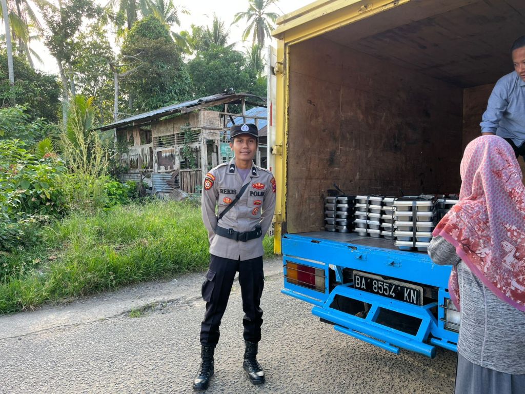 Personel Polres Sijunjung Laksanakan Pengamanan Pendistribusian Makanan Bergizi Gratis ke&nbsp;Sekolah-sekolah
