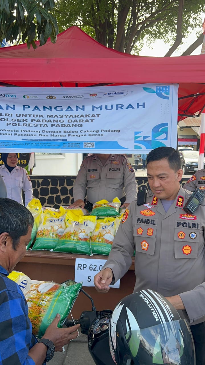 Wakapolresta Padang Tinjau Penyaluran Beras SPHP di Polsek Padang&nbsp;Barat