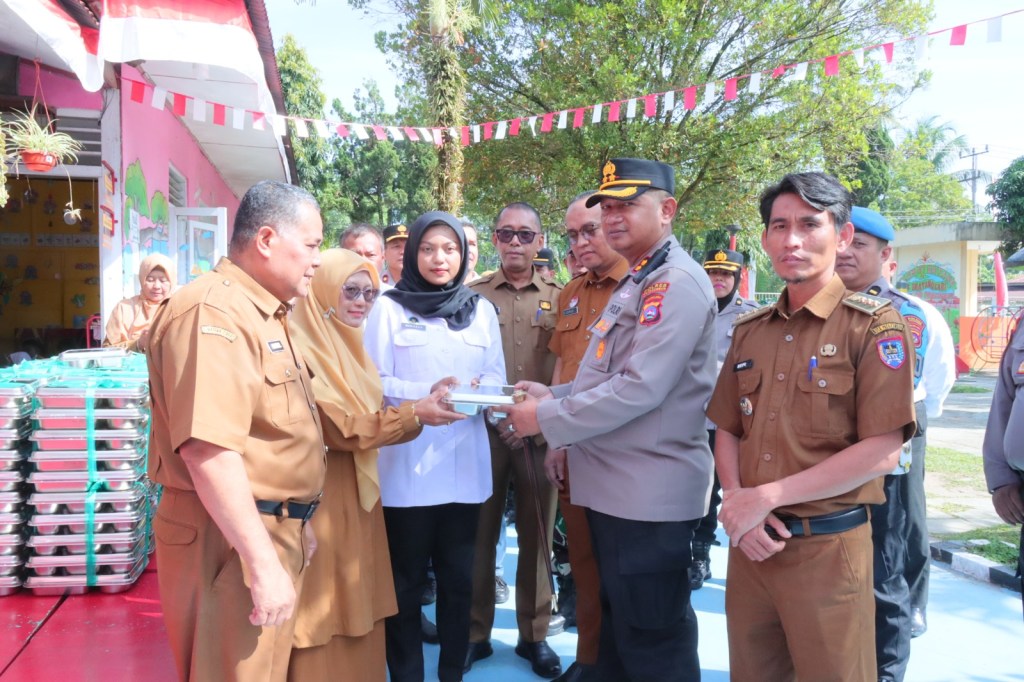 SPPG YKB Polres Payakumbuh Distribusikan MBG Kepada Ribuan&nbsp;Pelajar