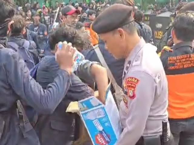 Polisi Bagikan Air Mineral kepada Massa Demo di&nbsp;Senayan