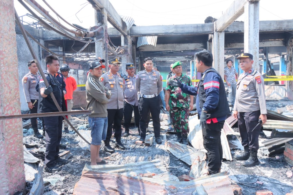 Gerak Cepat, Tim Bidlabfor Polda Riau dan Inafis Polda Sumbar Lakukan Olah TKP Kebakaran Pusat Pertokoan Pasar&nbsp;Payakumbuh