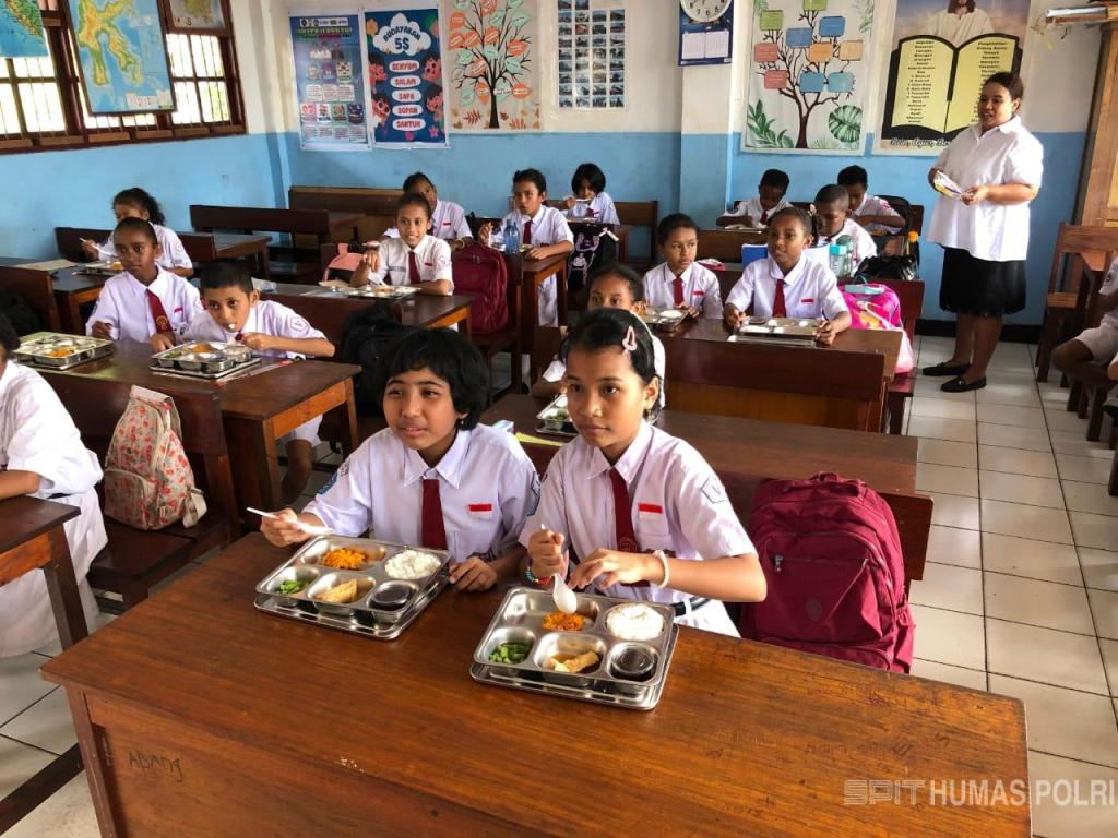 SPPG Polda Papua Salurkan 1.499 Porsi Makanan Bergizi ke Sekolah di&nbsp;Jayapura