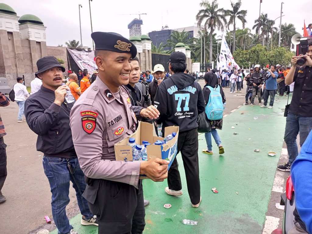 Aksi Simpatik, Polisi Bagikan Air Mineral dan Roti kepada Buruh di Depan&nbsp;DPR/MPR