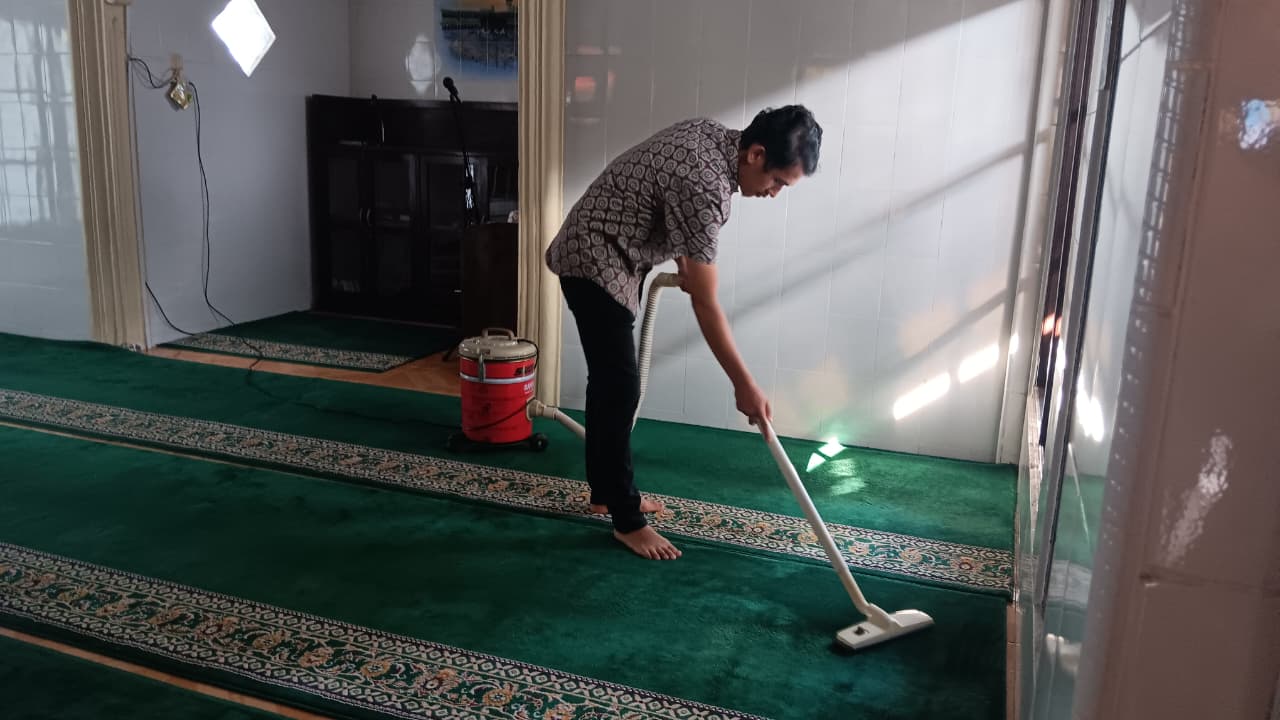 Kegiatan Jumat Bersih Rumah Ibadah Personil Polres Tanah Datar