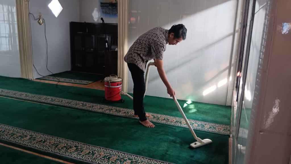 Kegiatan Jumat Bersih Rumah Ibadah Personil Polres Tanah&nbsp;Datar