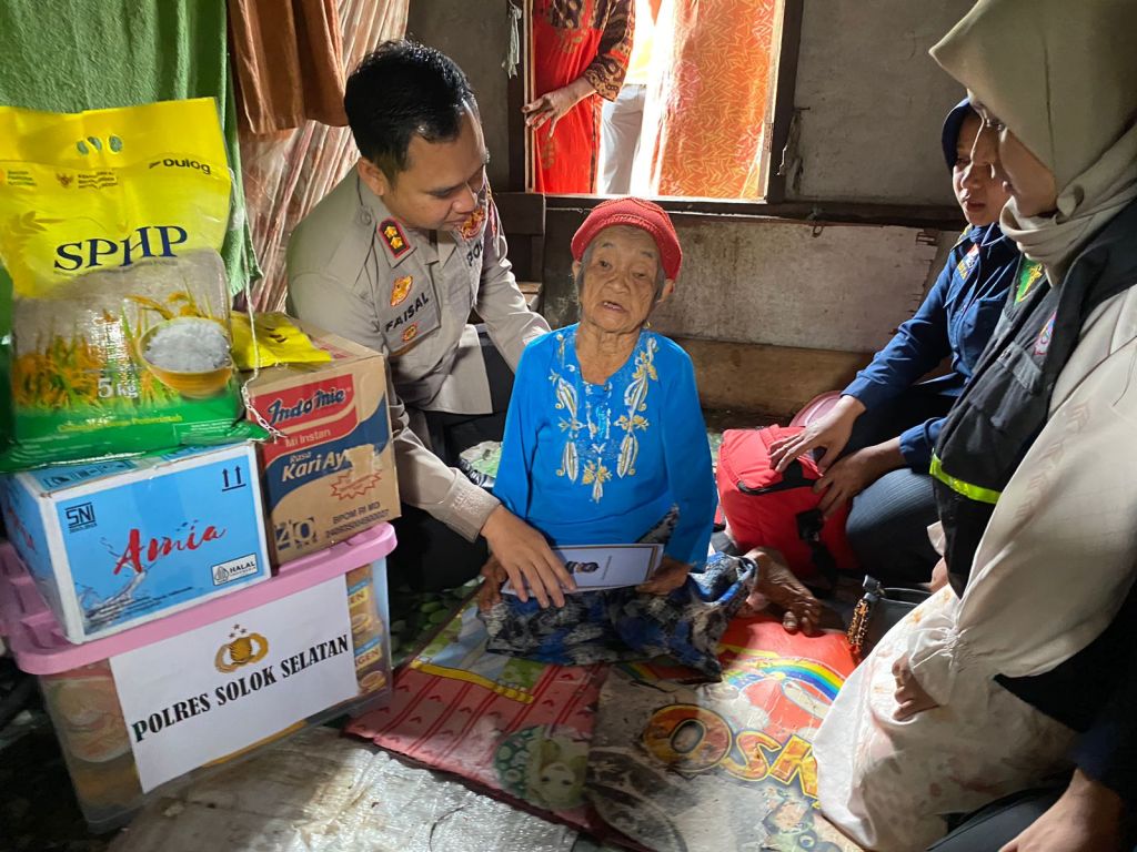 Kapolres Solok Selatan Kunjungi Warga Lansia Sebatang Kara, Wujud Nyata Polri Hadir di Tengah&nbsp;Masyarakat