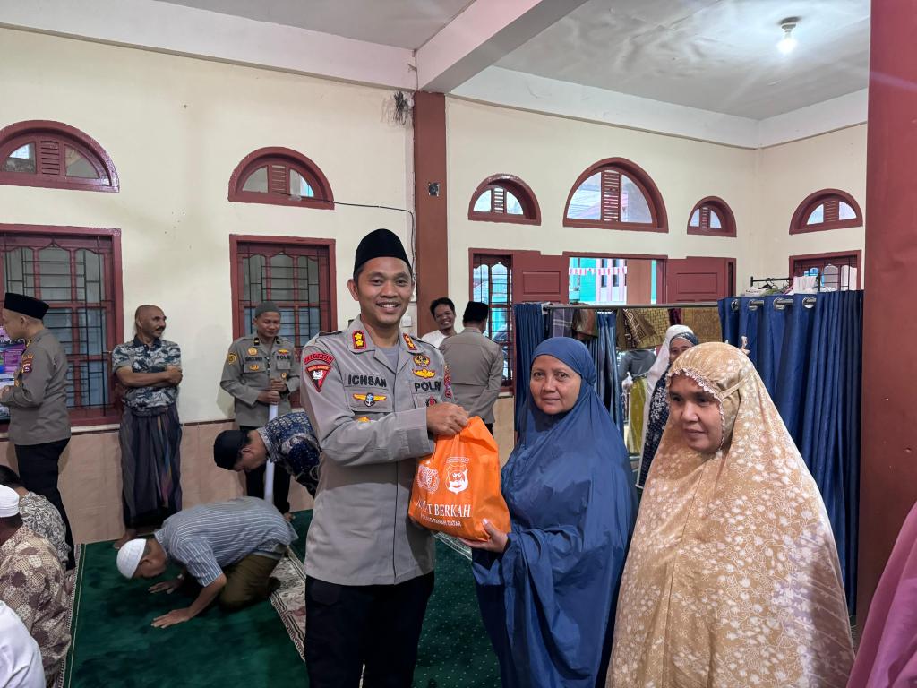 Peduli Sesama, Kapolres Tanah Datar Salurkan Bantuan Sosial untuk Warga Kurang Mampu di Lima&nbsp;Kaum