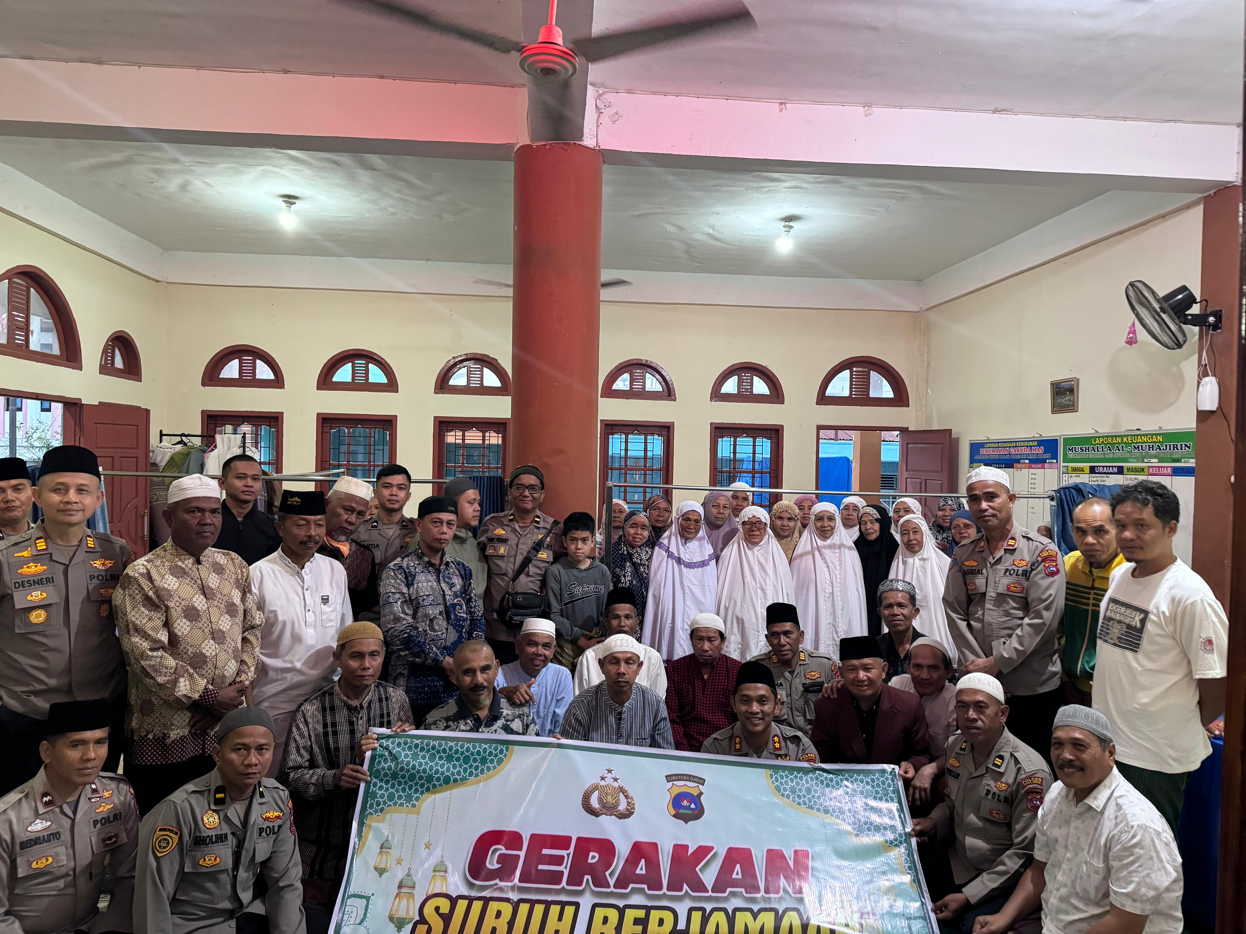 Sholat Subuh Berjamaah, Kapolres: Mari Ramaikan Masjid untuk Jaga Kamtibmas di Tanah Datar