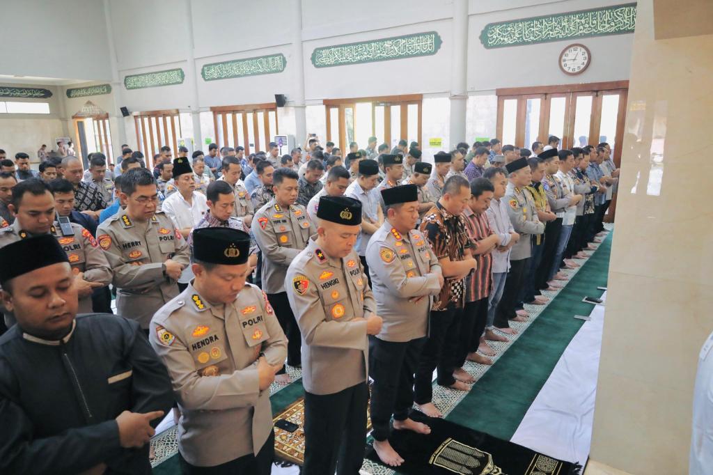 Polda Banten Gelar Sholat Ghoib, Doakan Korban Ojol Affan&nbsp;Kurniawan