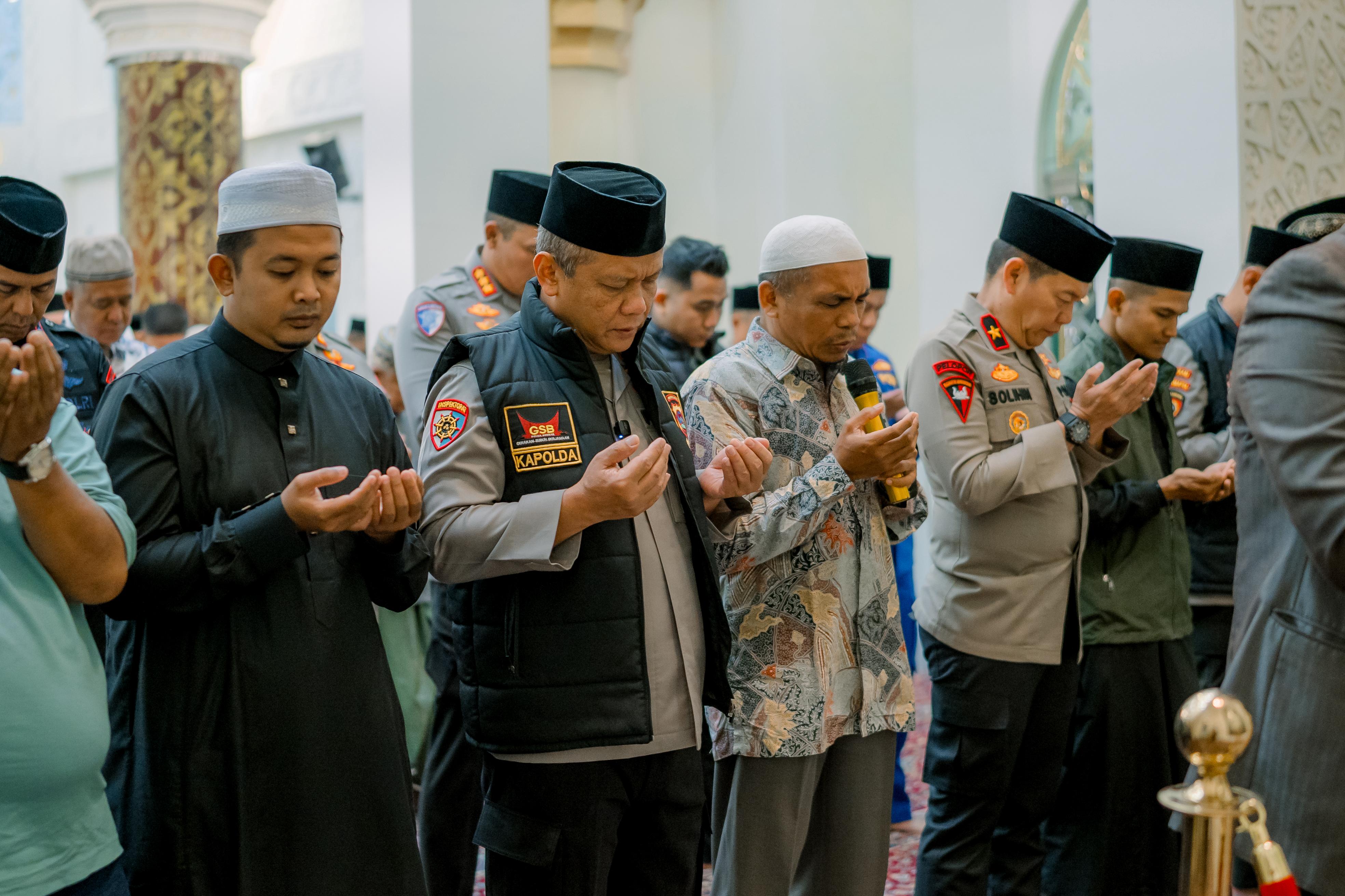 Turut Berduka Cita, Kapolda Sumbar dan Jamaah Gelar Sholat Ghoib dan Doa Bersama untuk Almarhum Affan Kurniawan