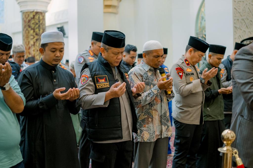 Turut Berduka Cita, Kapolda Sumbar dan Jamaah Gelar Sholat Ghoib dan Doa Bersama untuk Almarhum Affan&nbsp;Kurniawan