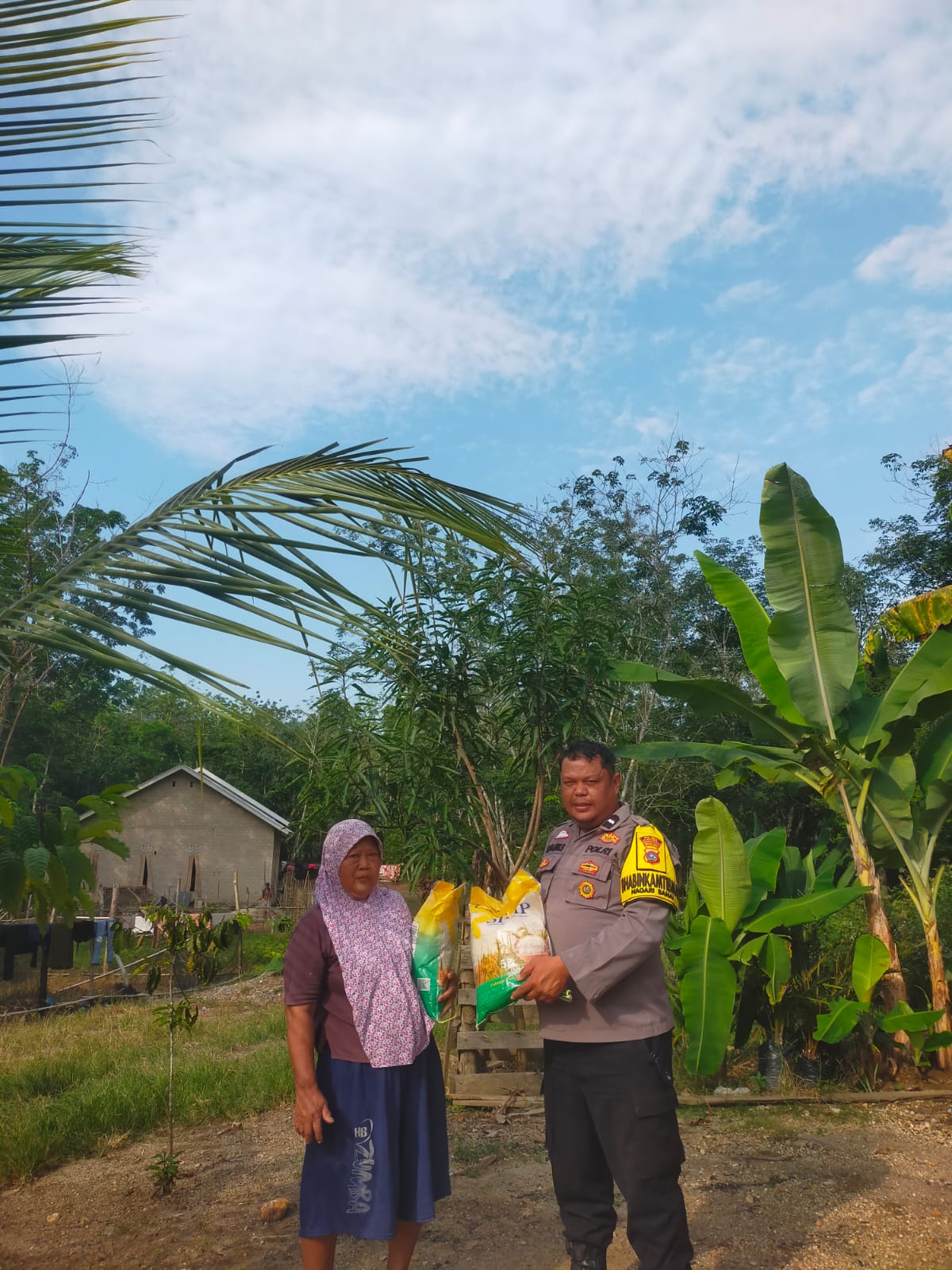 Bhabinkamtibmas Salurkan Beras SPHP untuk Warga Nagari Banai