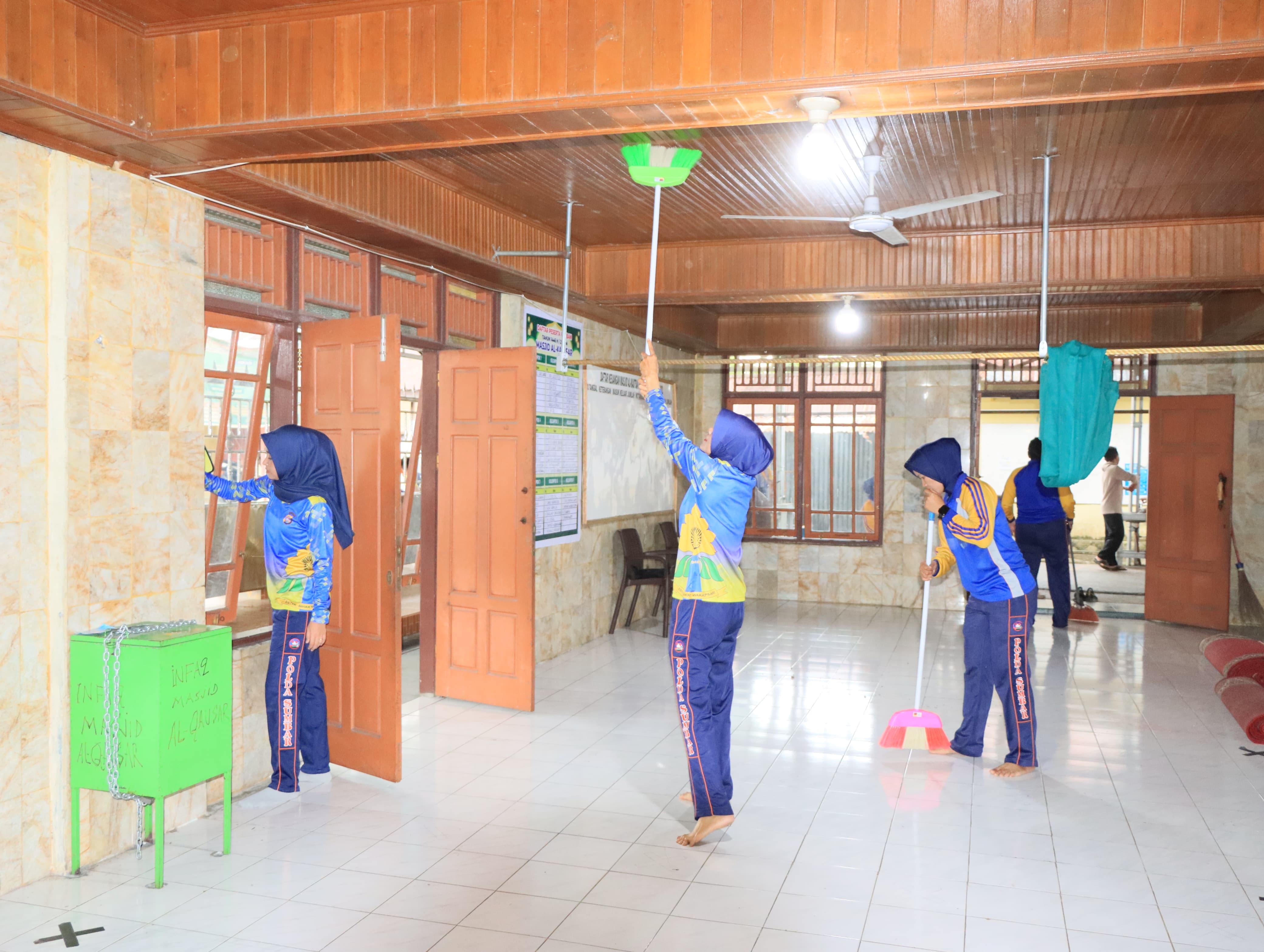 Polwan Polres Solok Kota Gelar Bakti Religi di Masjid Al Kautsar