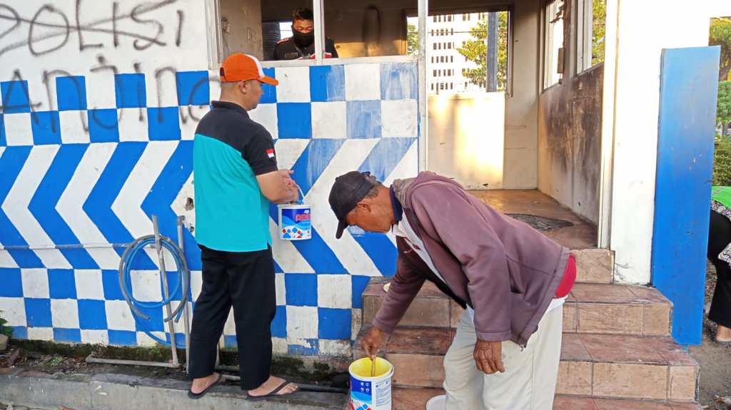 Ojol & Warga Kompak Bersihkan Pos Polisi yang Dibakar Massa di&nbsp;Surabaya