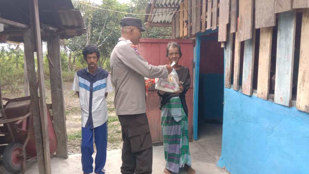 Polres Dharmasraya Salurkan Paket Sembako Bansos Baznas kepada Warga lansia Sungai&nbsp;Kambuit