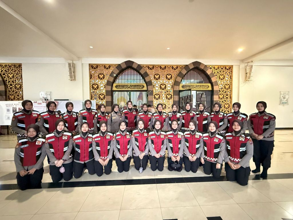 Polwan Ditsamapta Polda Sumbar Sambut Subuh dengan Ibadah di Masjid Raya Syekh Ahmad&nbsp;Khatib