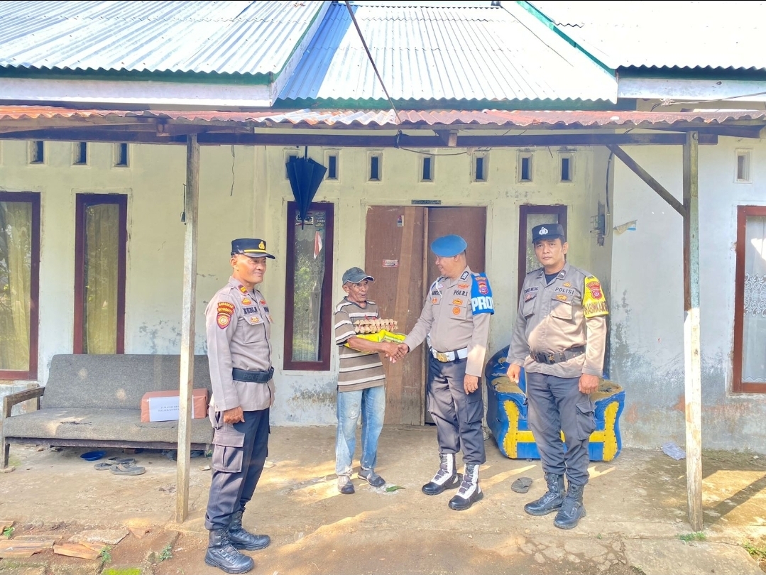 Polsek Koto Baru Jumat Berbagi, Salurkan Sembako untuk Warga Kurang Mampu