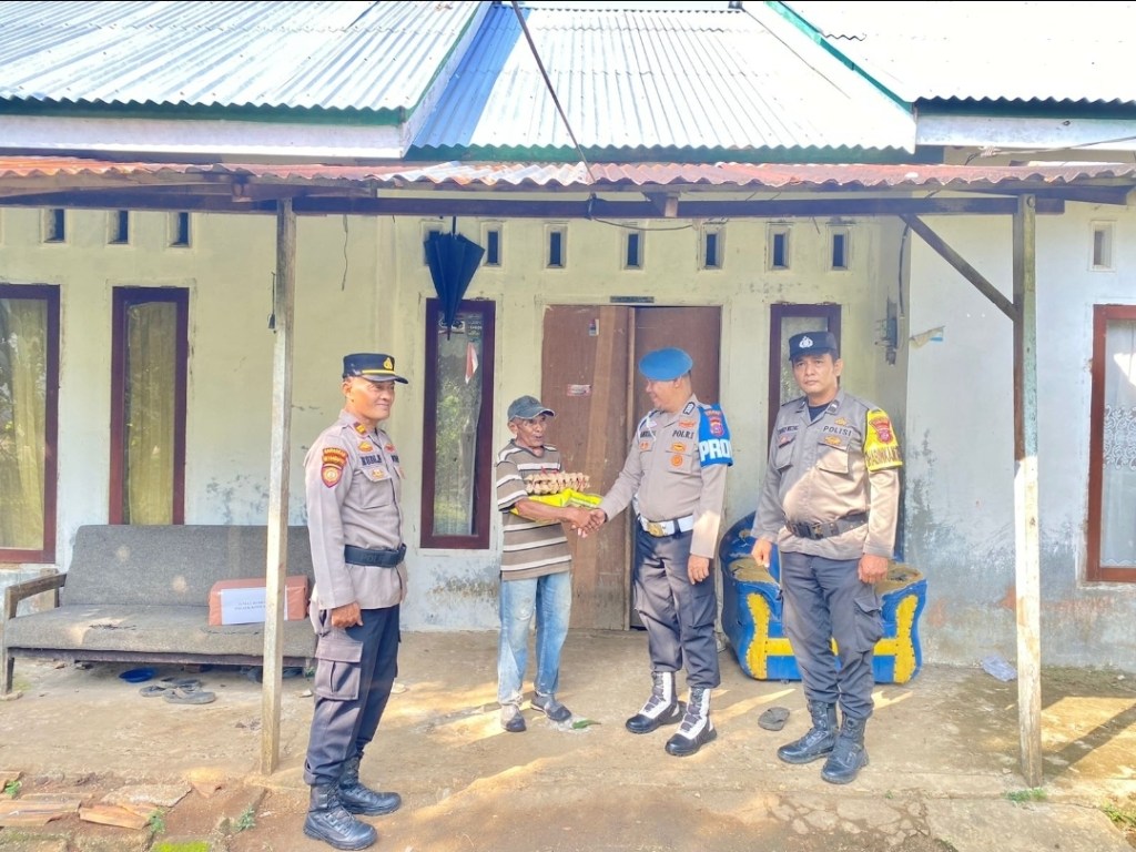 Polsek Koto Baru Jumat Berbagi, Salurkan Sembako untuk Warga Kurang&nbsp;Mampu