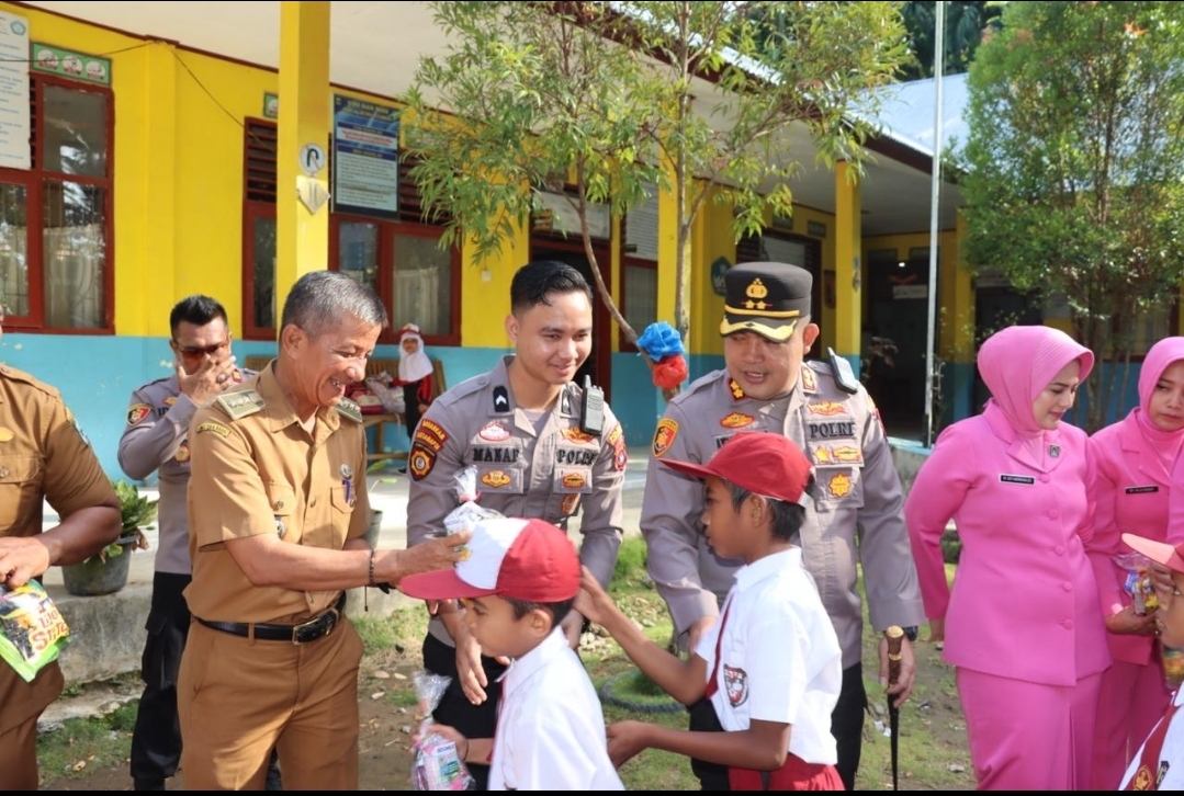 Kapolres Pariaman mengujungi pelajar SDN 05 Sungai Limau dalam Rangka Trauma Healing.