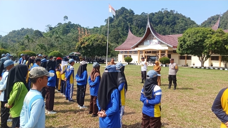 Semangat Merah Putih: Bhabinkamtibmas Polsek Sangir Batang Hari Latih Paskibra, Tunjukkan Dedikasi Jelang HUT RI