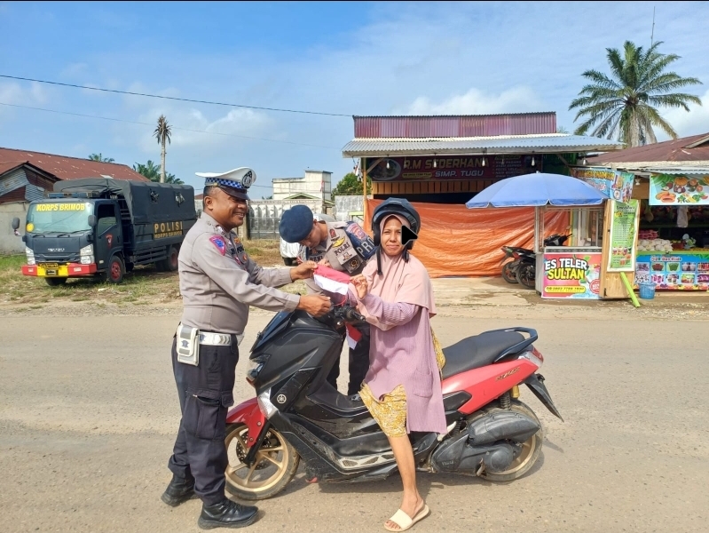 POLRI-TNI Kompak Pasang Bendera Merah Putih di Simpang Tugu Sungai&nbsp;Duo