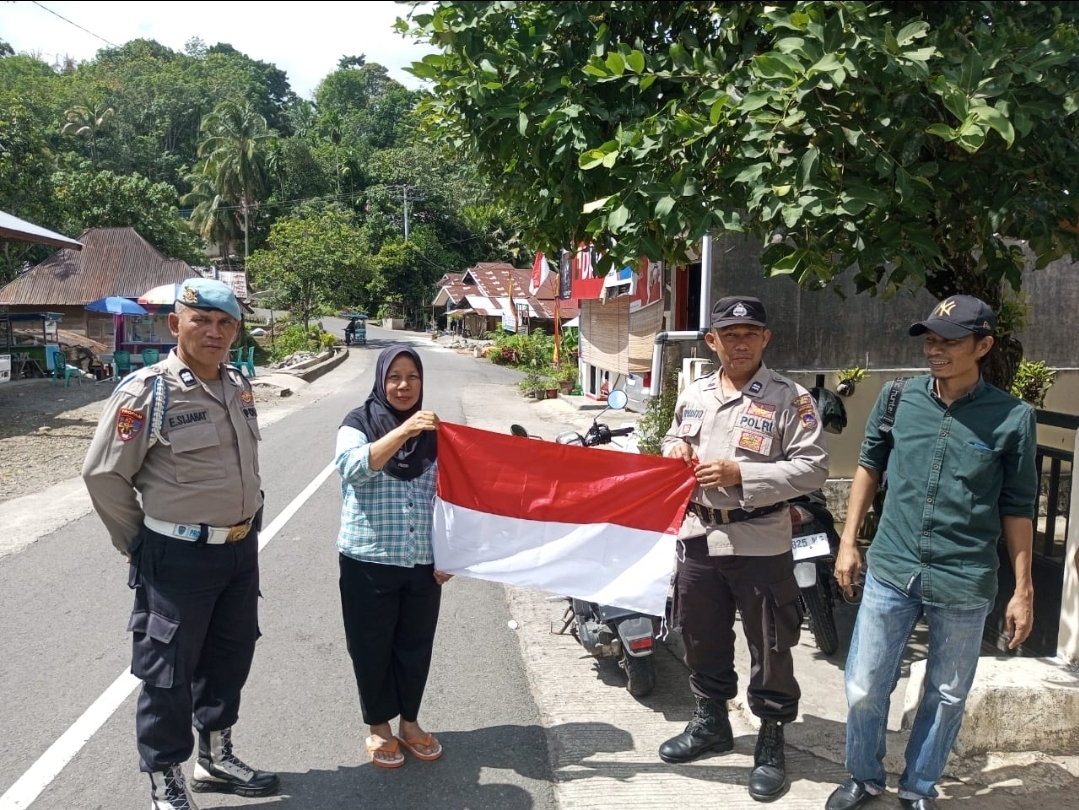 Polsek Palembayan Tebar Semangat Nasionalisme Lewat Pembagian Bendera Merah Putih