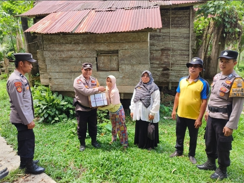 Kapolres Sijunjung Salurkan Bantuan Sosial Melalui Kapolsek Lubuk Tarok untuk Warga Kurang Mampu