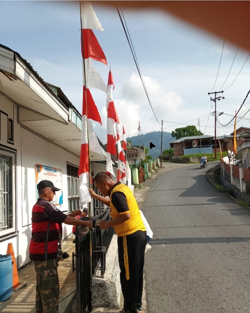 Semangat Personel Polres Sawahlunto Sambut HUT RI ke-80, Pasang Bendera Merah Putih Bersama Warga