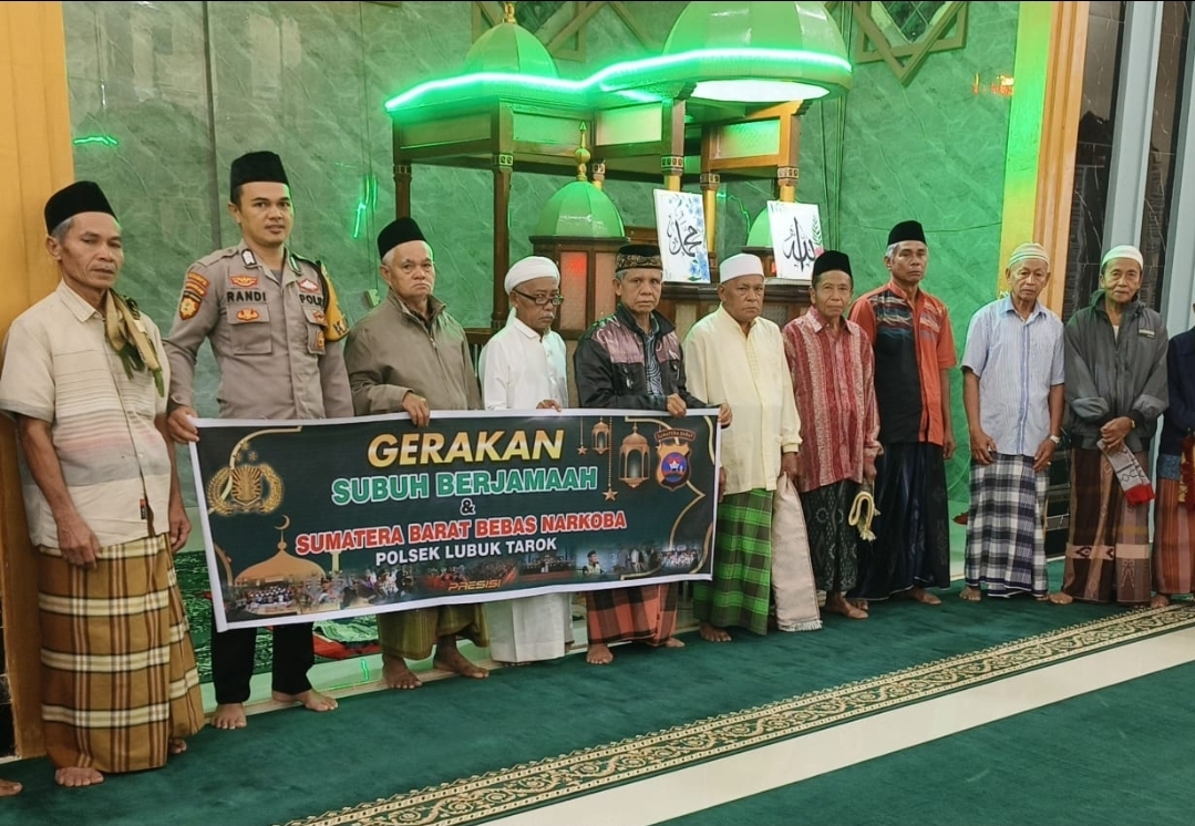 Personel Polsek Lubuk Tarok Sampaikan Himbauan Kamtibmas Melalui Gerakan Subuh Berjemaah