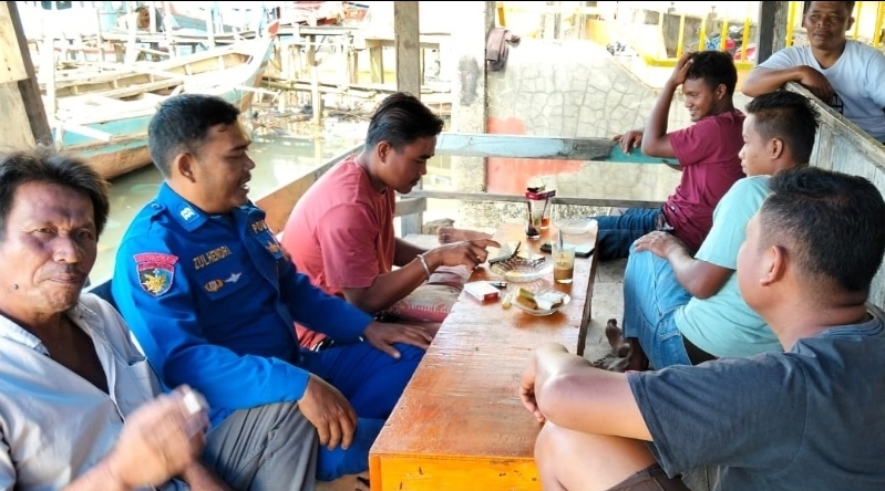 Sosialisasikan Pencegahan Aksi Premanisme, Personel Sat Polair Polres Pasaman Barat Berikan Penyuluhan kepada Nelayan Air Bangis